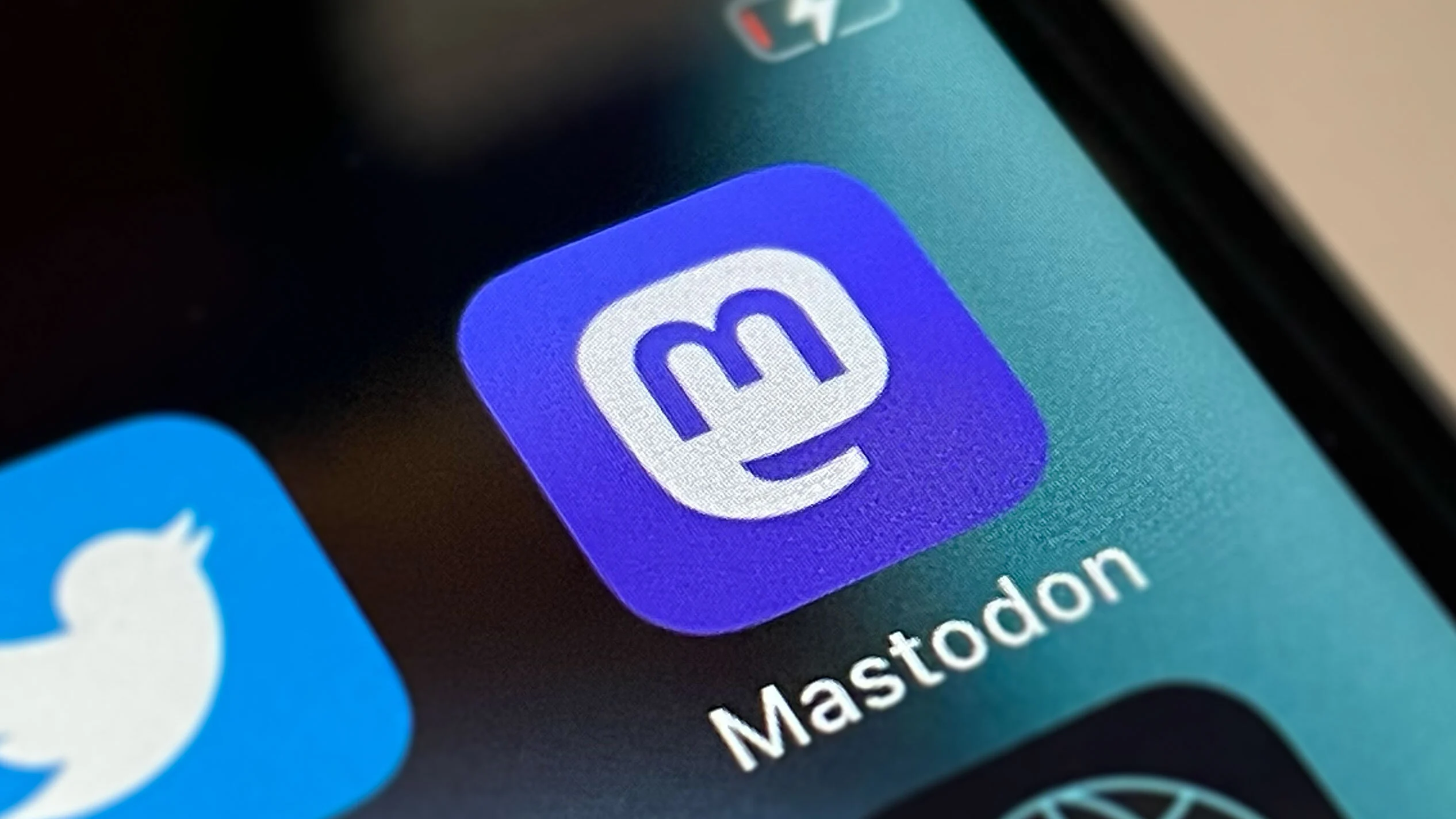 تطبيق Mastodon هو تطبيق لتواصل الإجتماعي ويعد بديل رائع للفيس بوك خصوصاً لمن يبحثون أو يقلقون بشأن الخصوصية أو أمان بياناتهم الشخصية.